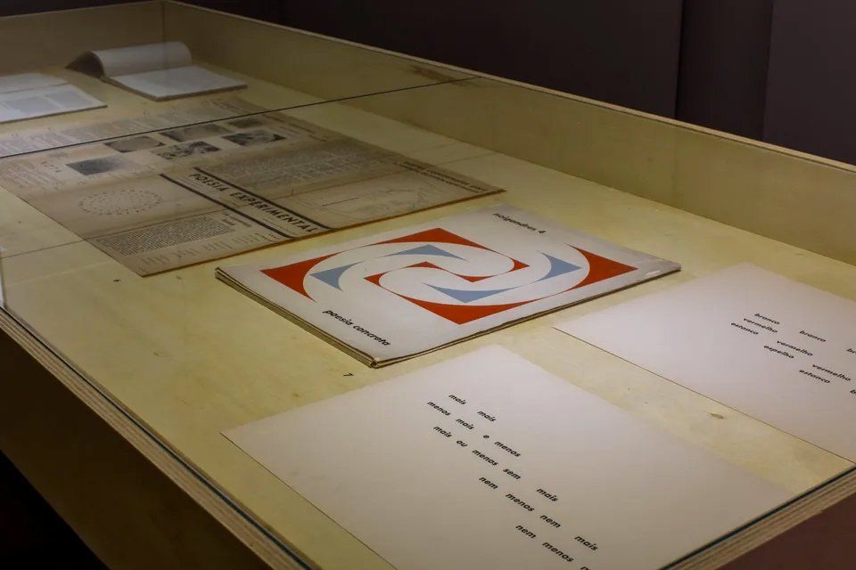 Uma mesa com alguns papéis, incluindo um que tem um círculo