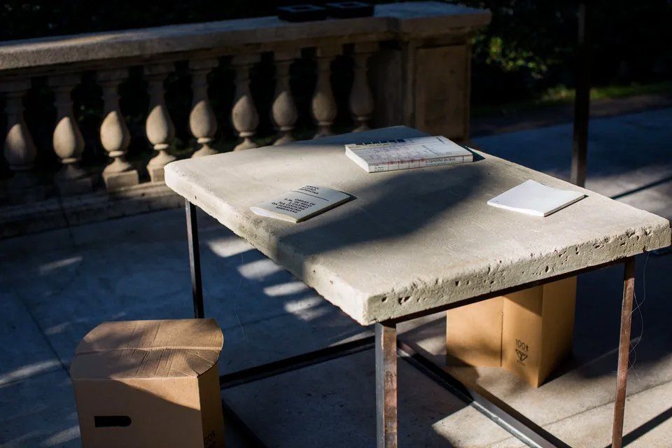 Uma mesa com um livro e um caderno