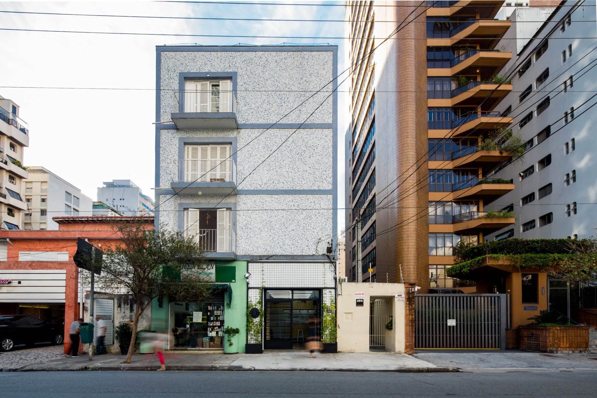 Uma fileira de edifícios está alinhada ao lado de uma rua da cidade.