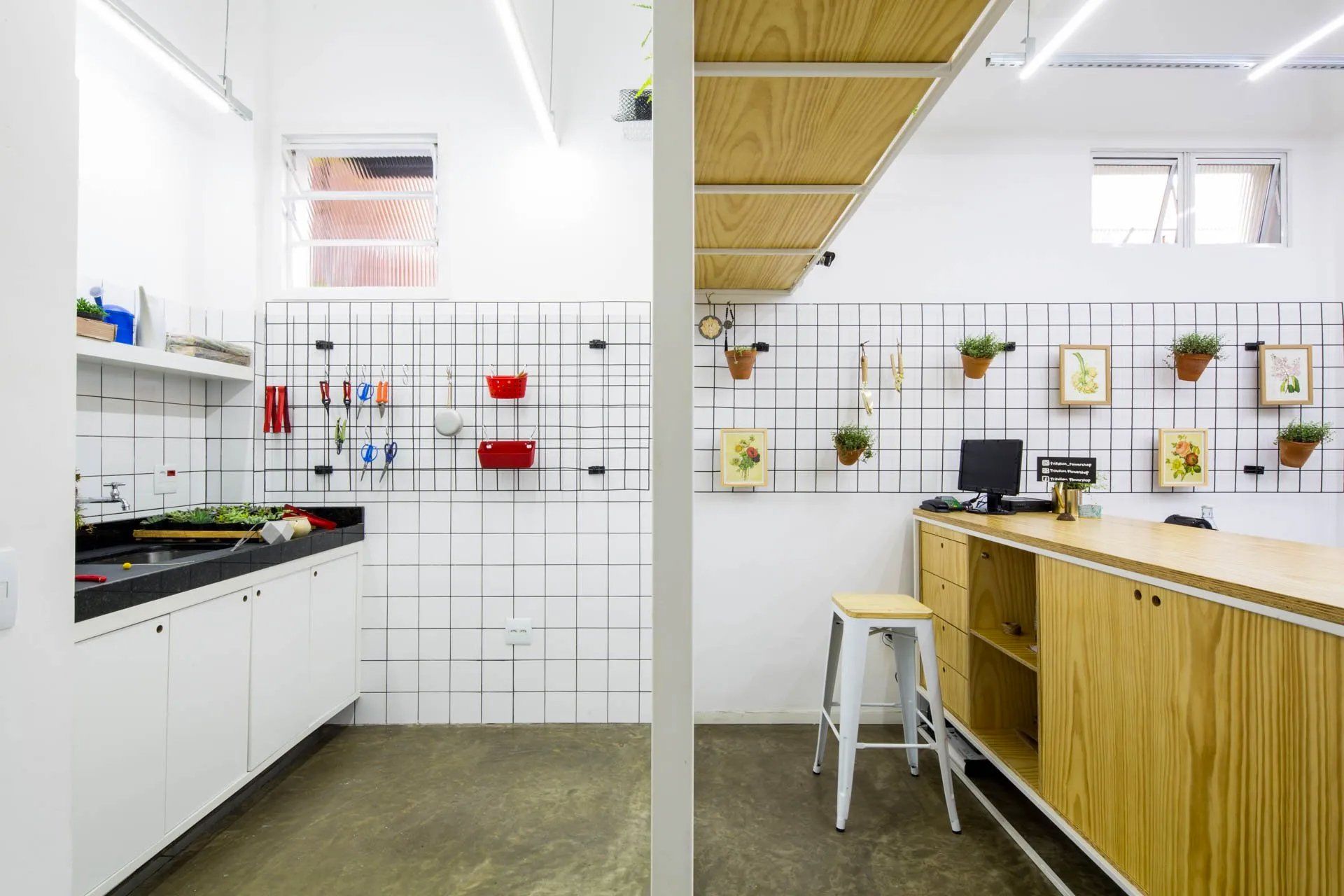 Uma cozinha com armários brancos e bancada de madeira.