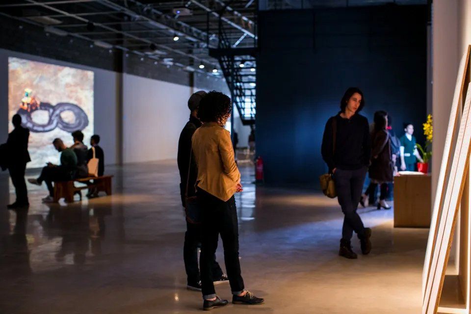 Um grupo de pessoas está em uma sala de um museu.