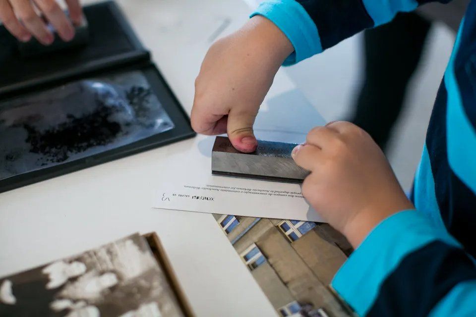 Uma criança está segurando um pedaço de papel com um carimbo.