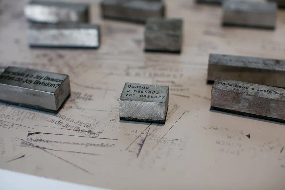 Um monte de selos está em cima de um pedaço de papel.