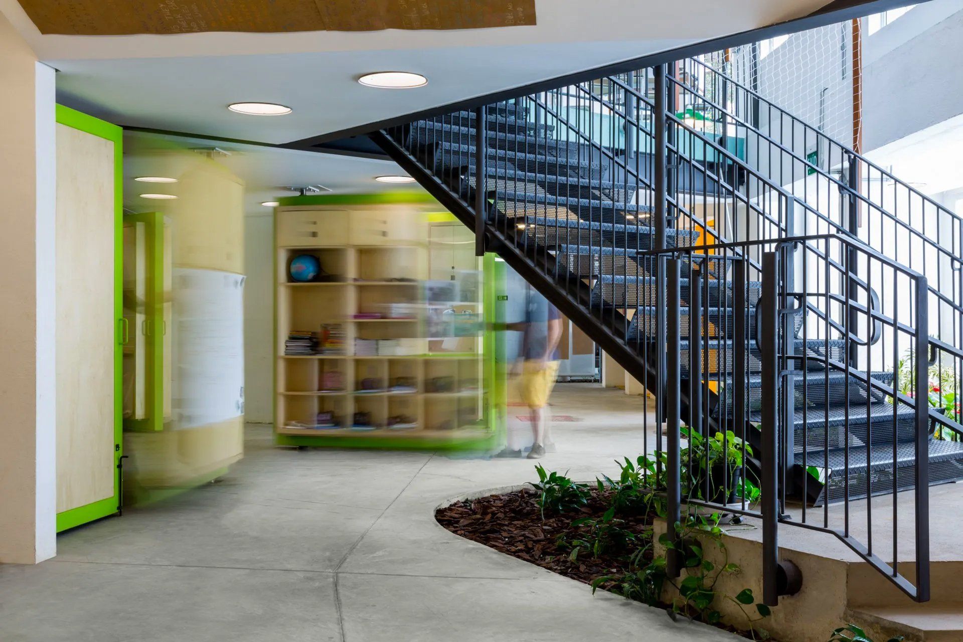 Um homem está descendo as escadas de um prédio.