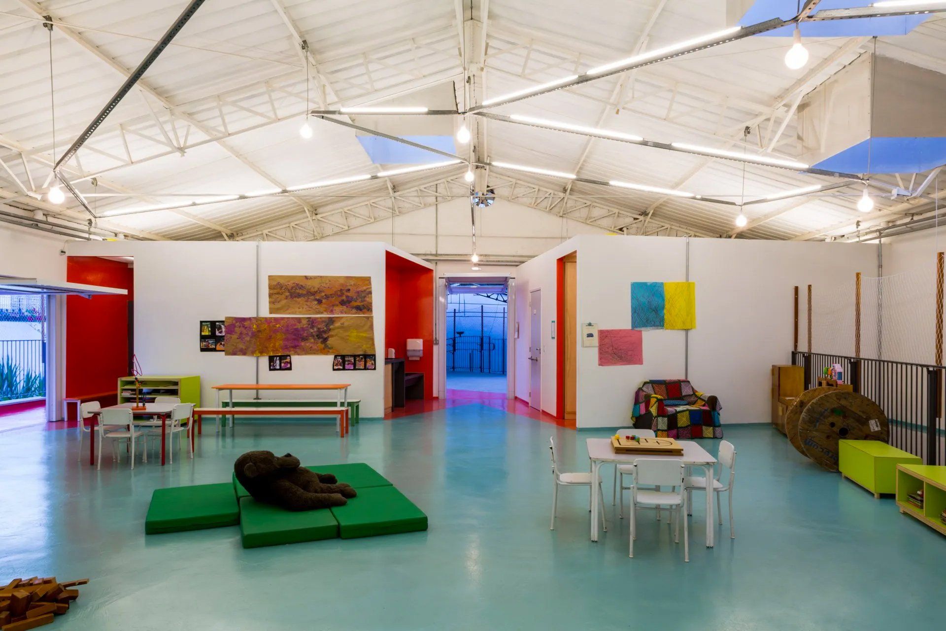 Uma grande sala com mesas e cadeiras