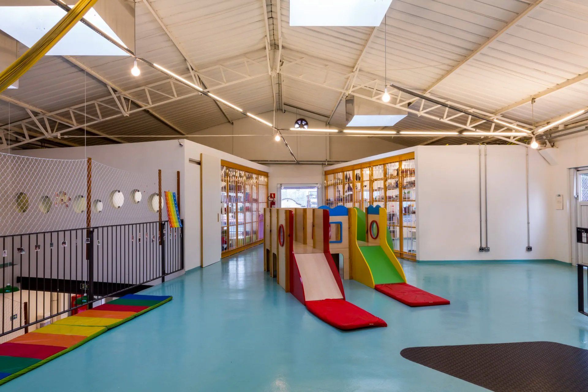 Uma sala grande com muitos brinquedos.