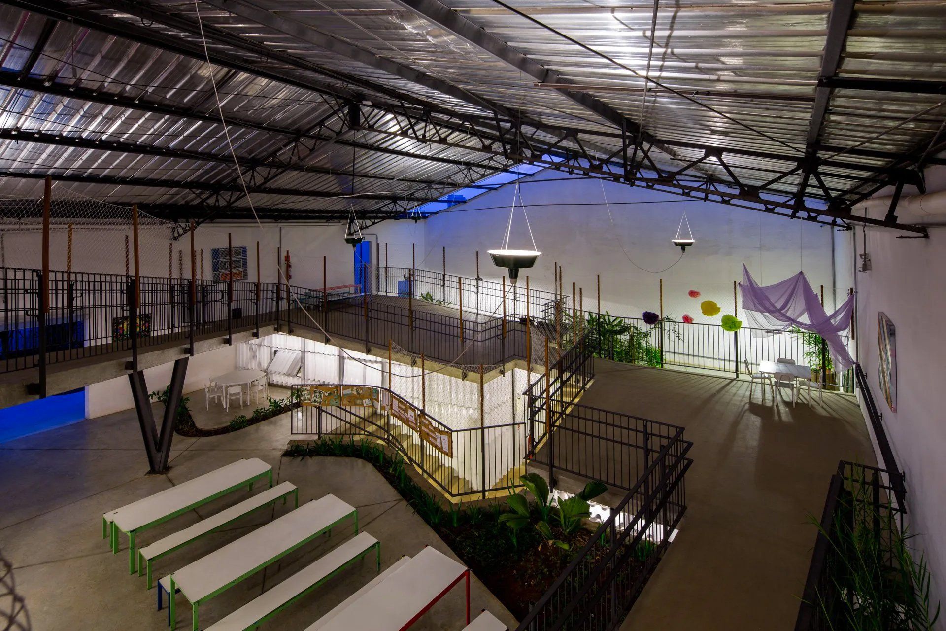 Um grande armazém com muitos bancos e escadas.