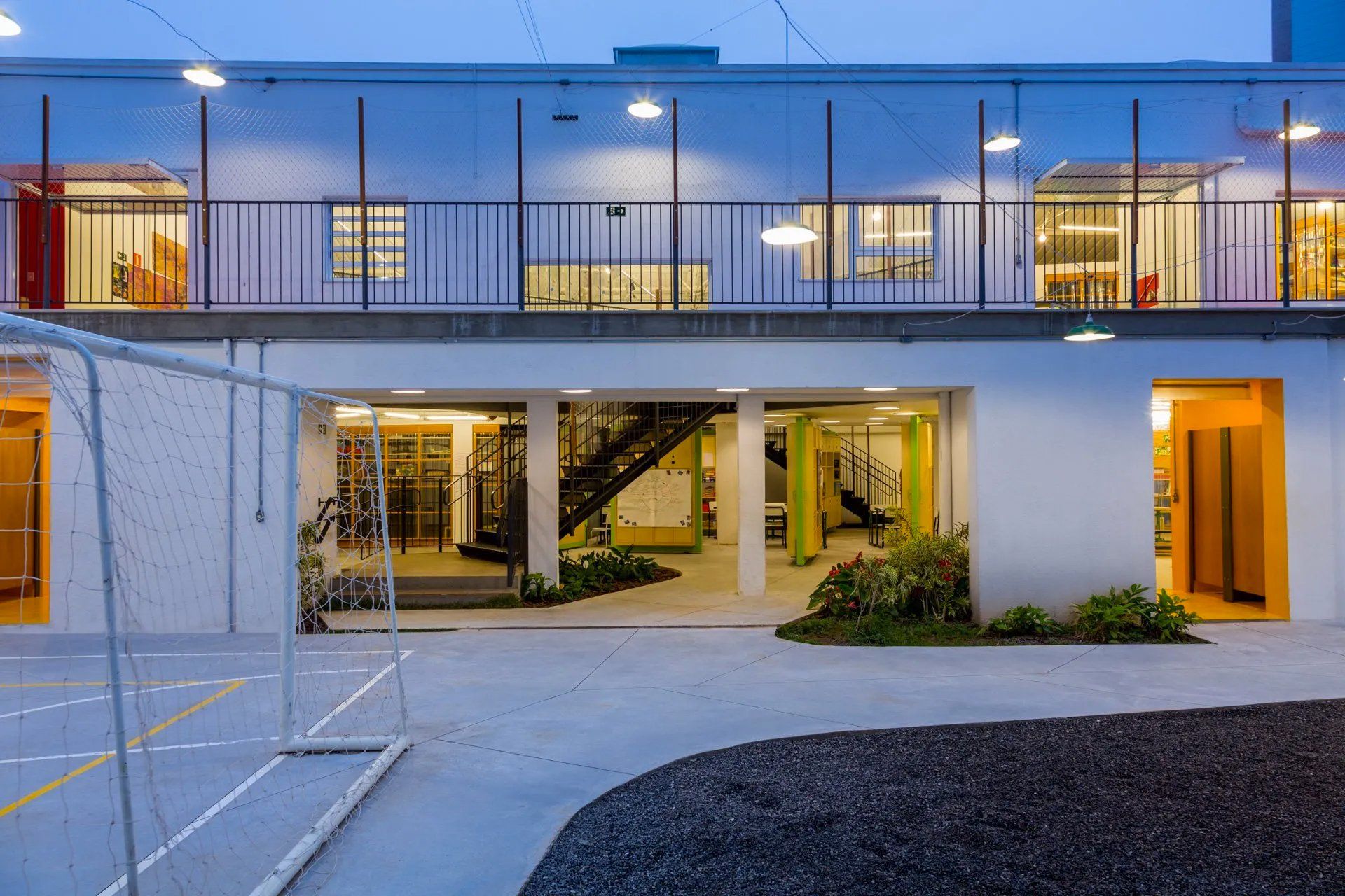 Um grande prédio branco com um gol de futebol na frente.