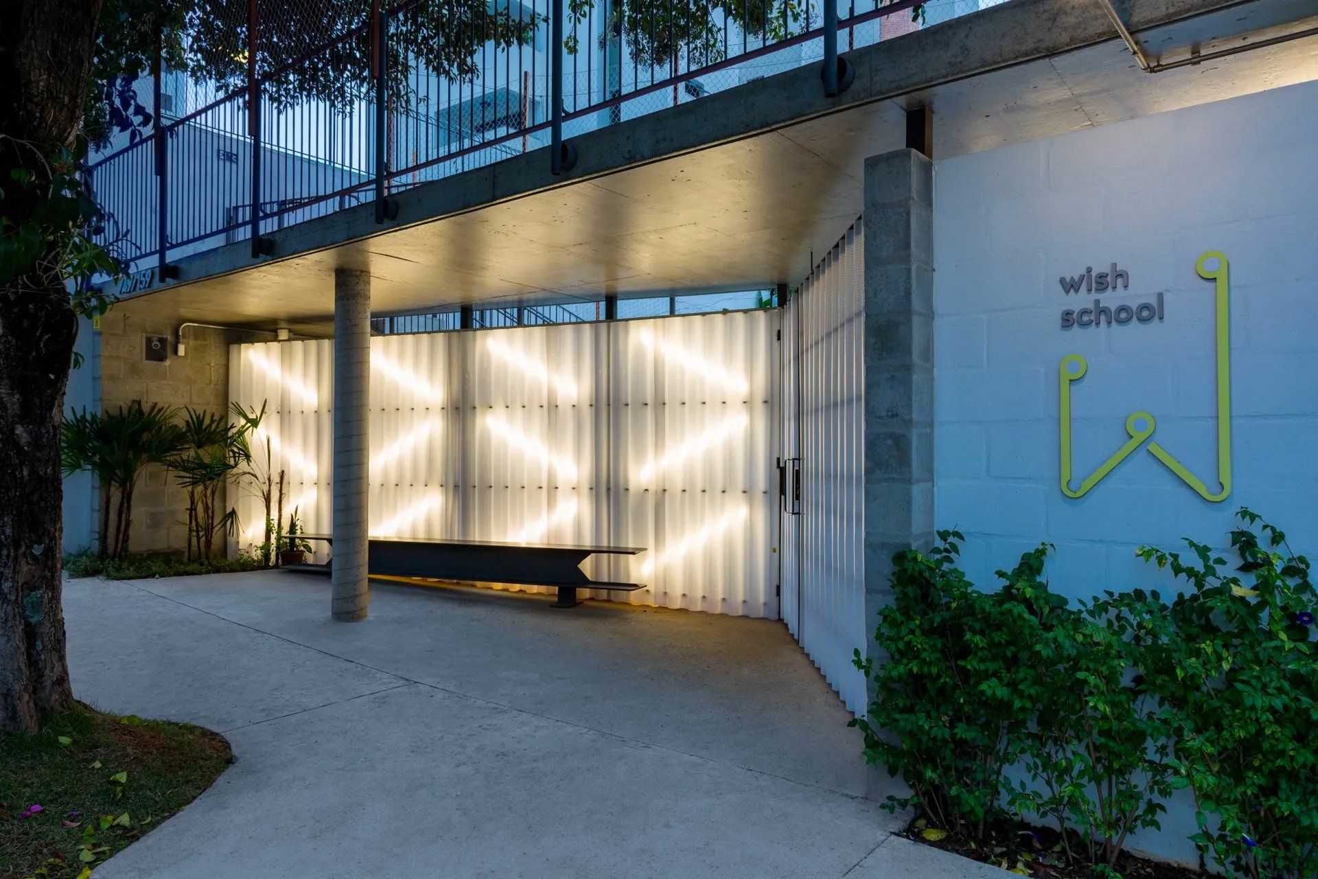 Um prédio com uma placa que diz desejo escola nele