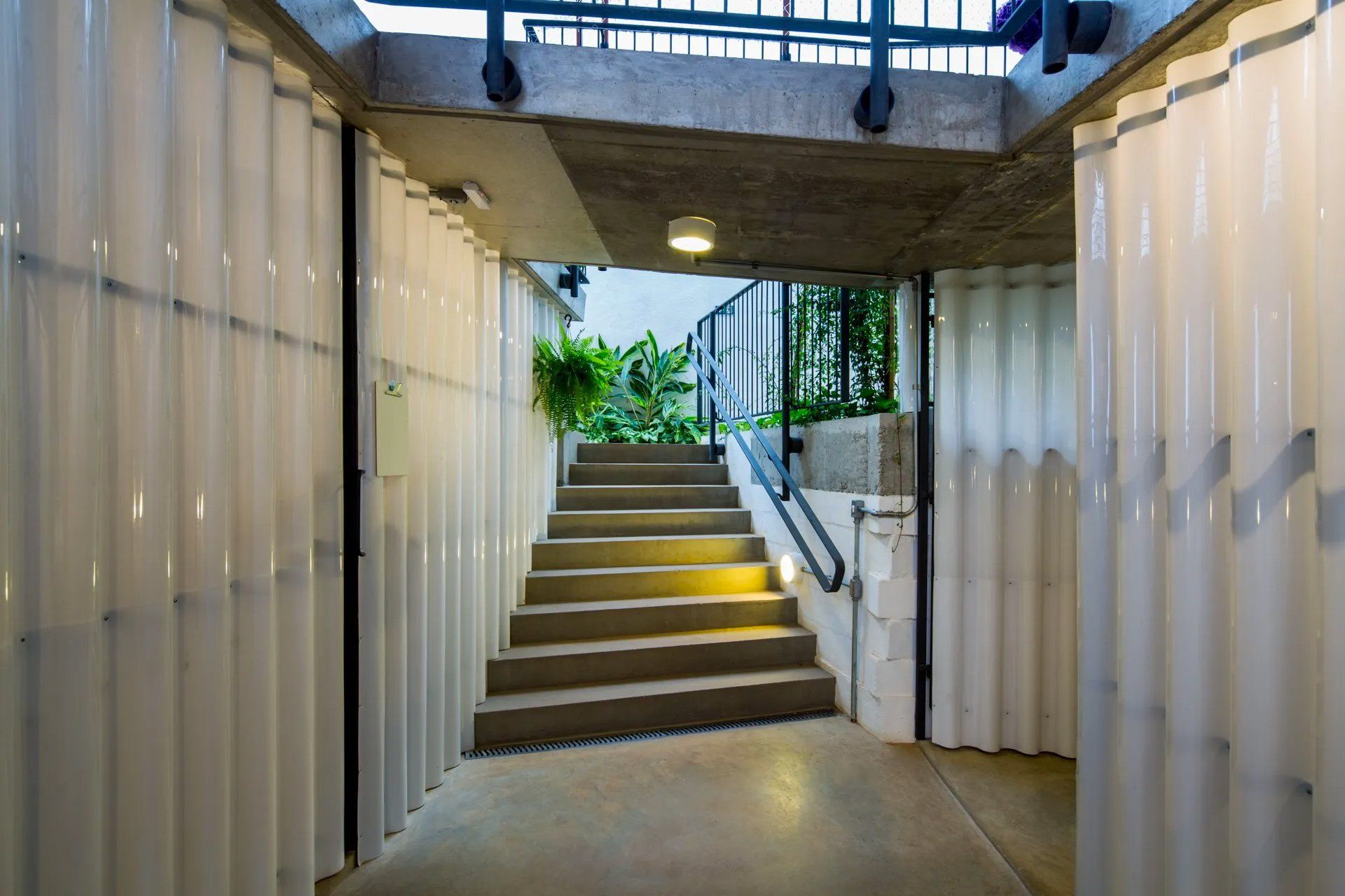 Um túnel com escadas que conduzem a um edifício.