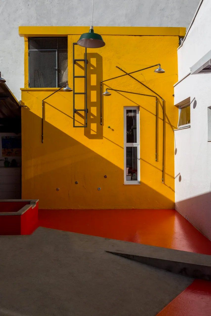 Um prédio amarelo com uma luz verde