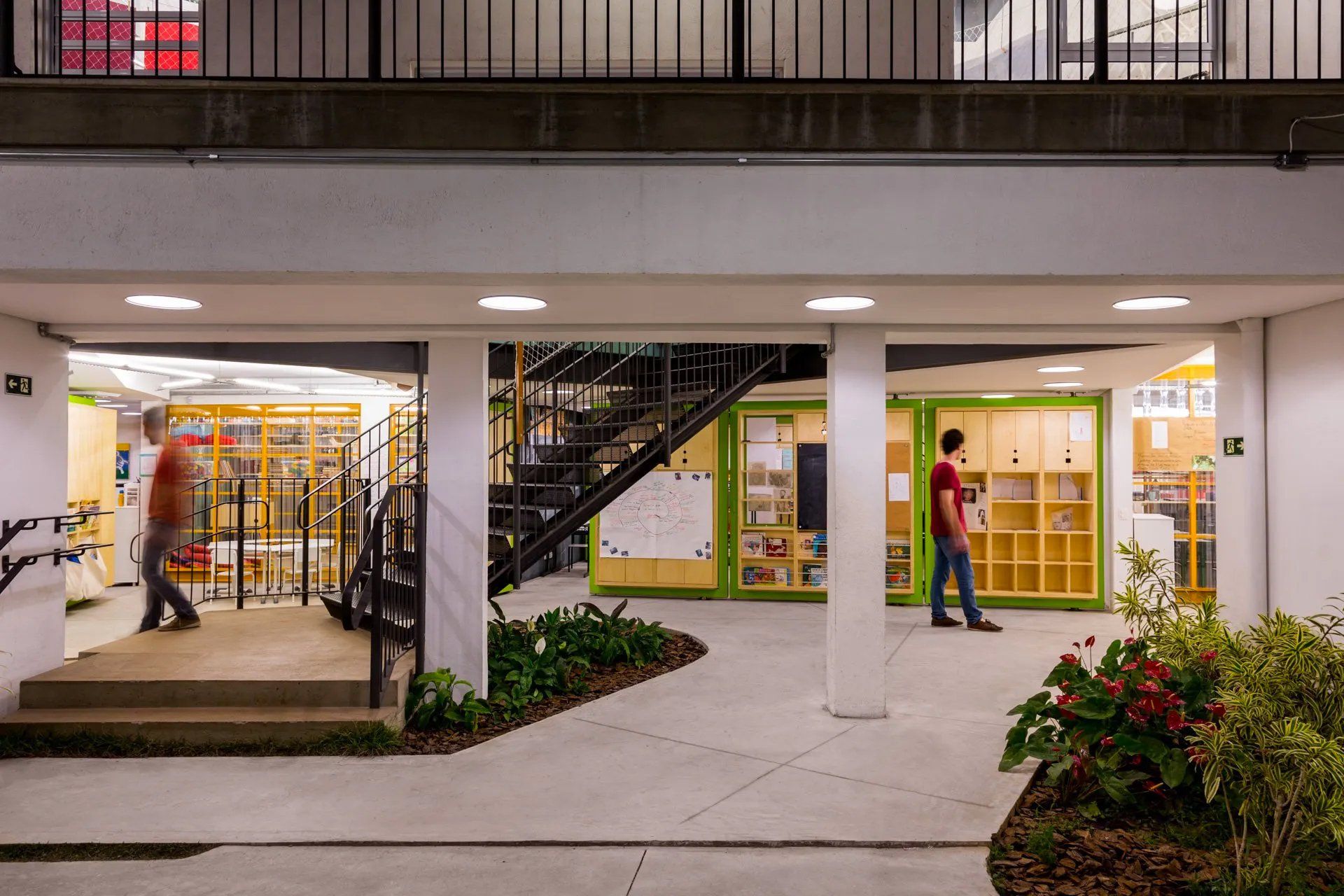 Um homem está descendo a escada de um prédio.