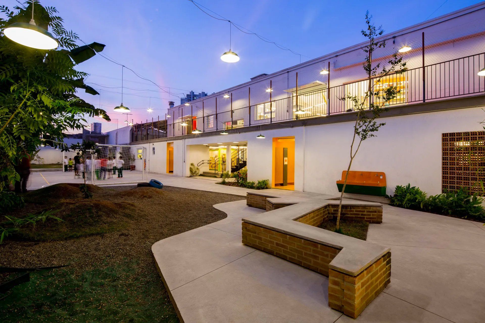 Um grande edifício branco com um banco na frente