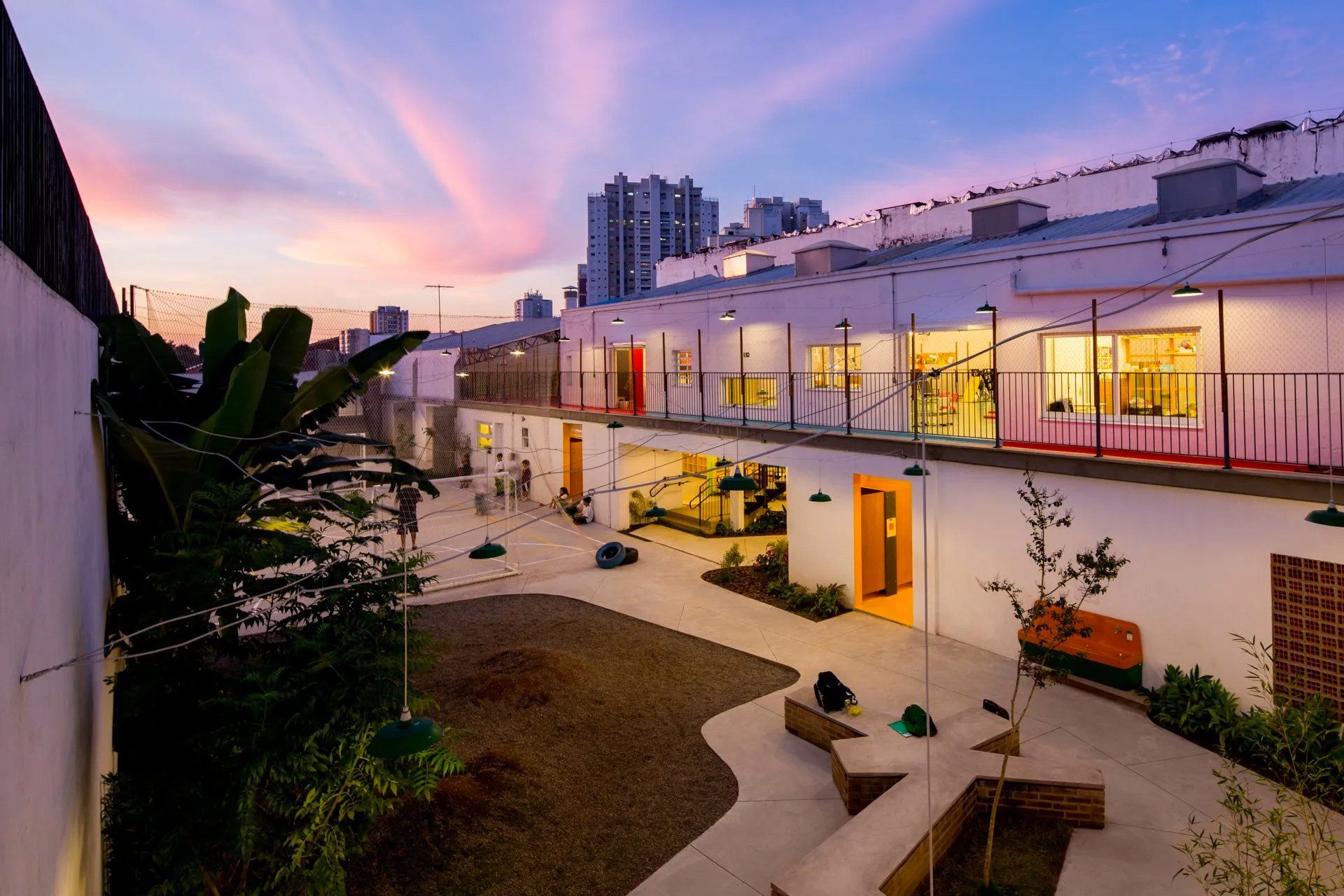 Um grande edifício branco com um pátio em frente.