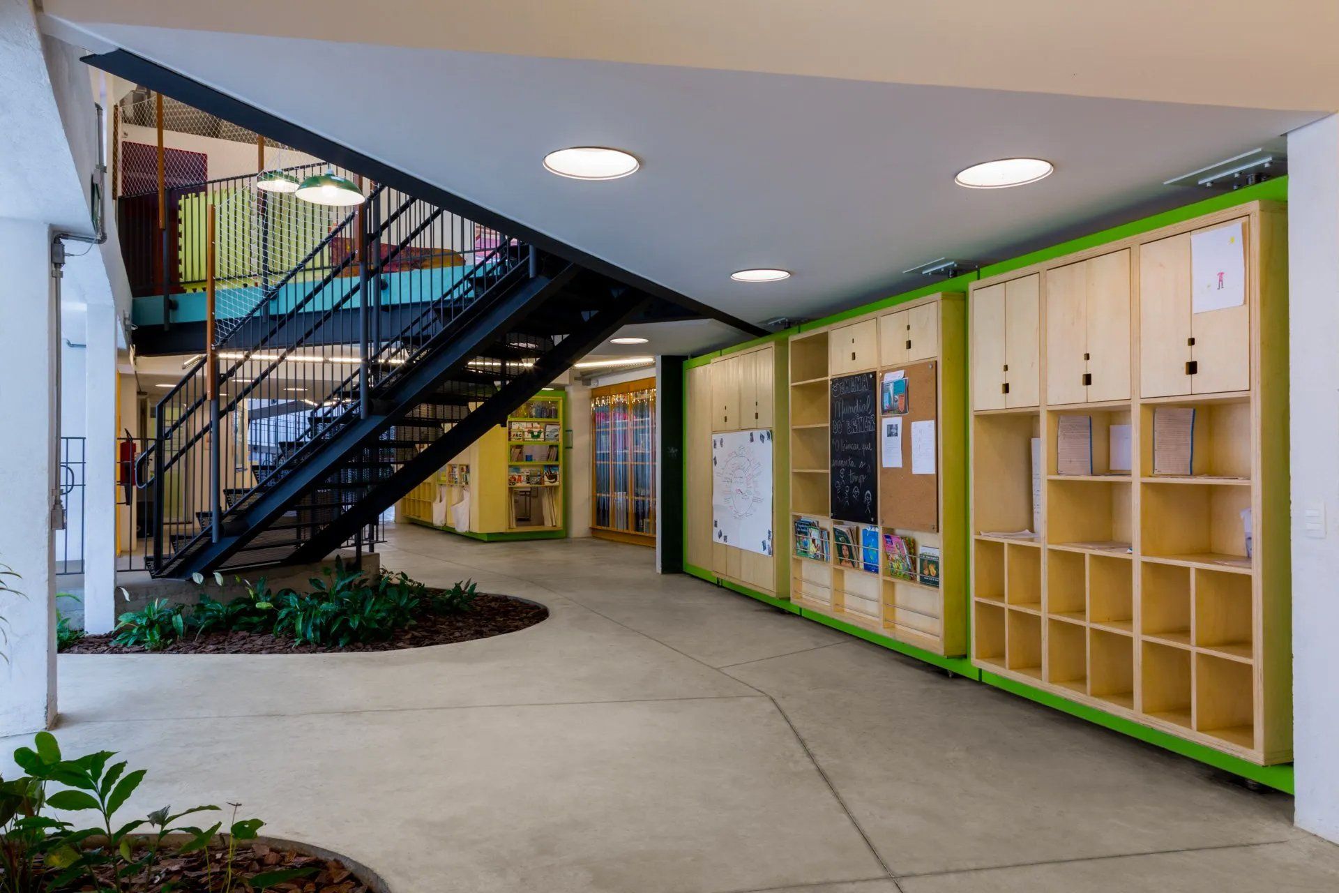 Um corredor com escadas e prateleiras em um prédio.