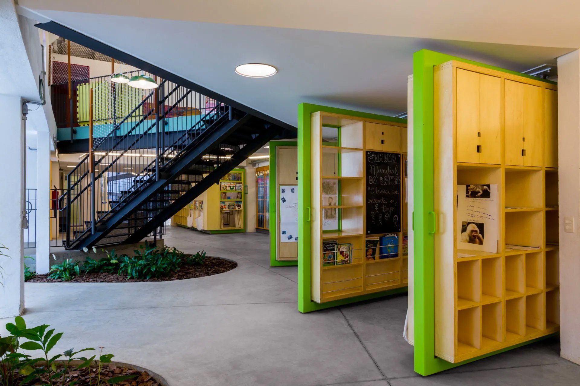 Há uma escada no meio da sala.