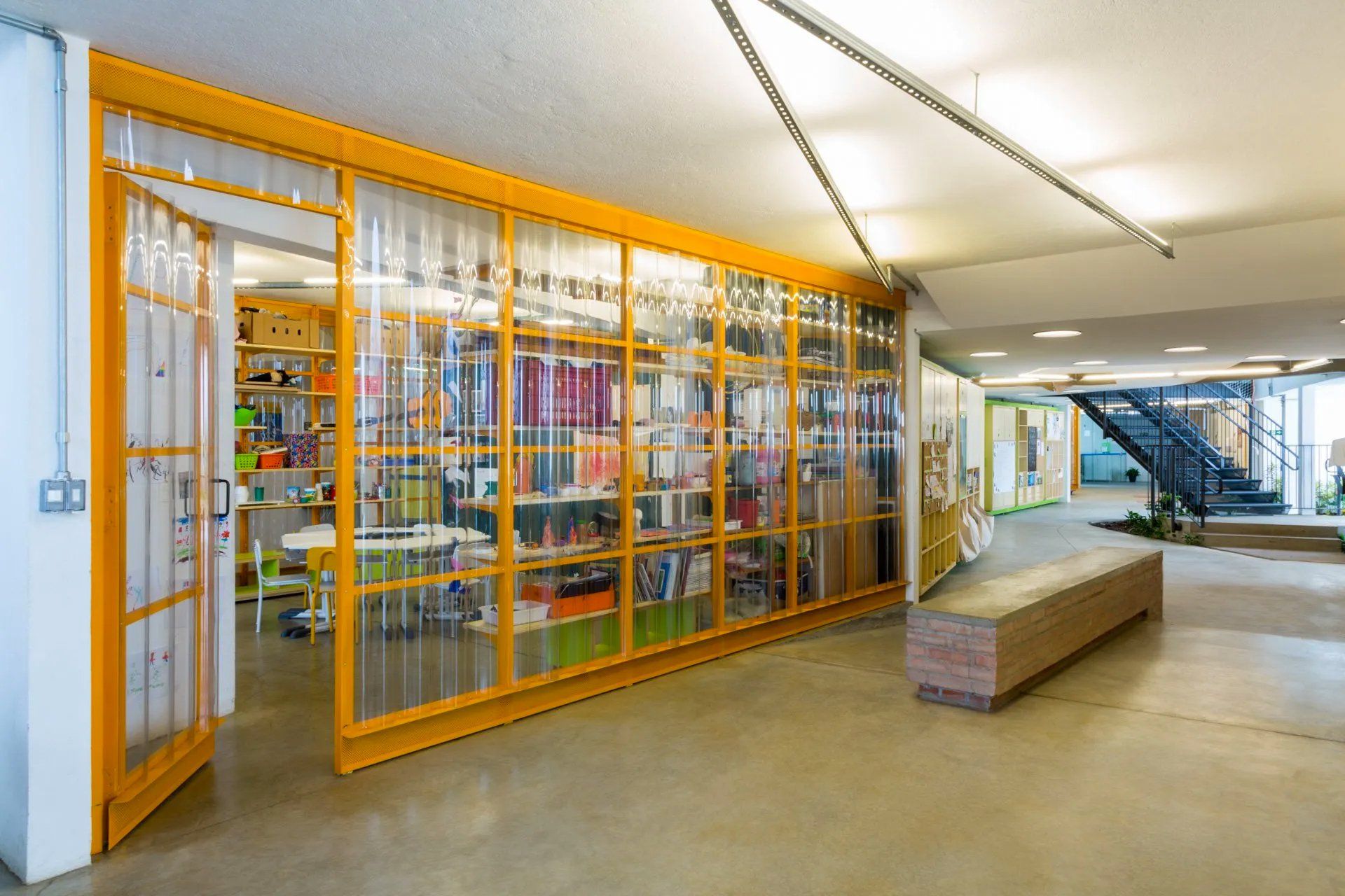 Uma sala com muitas prateleiras e uma escada ao fundo