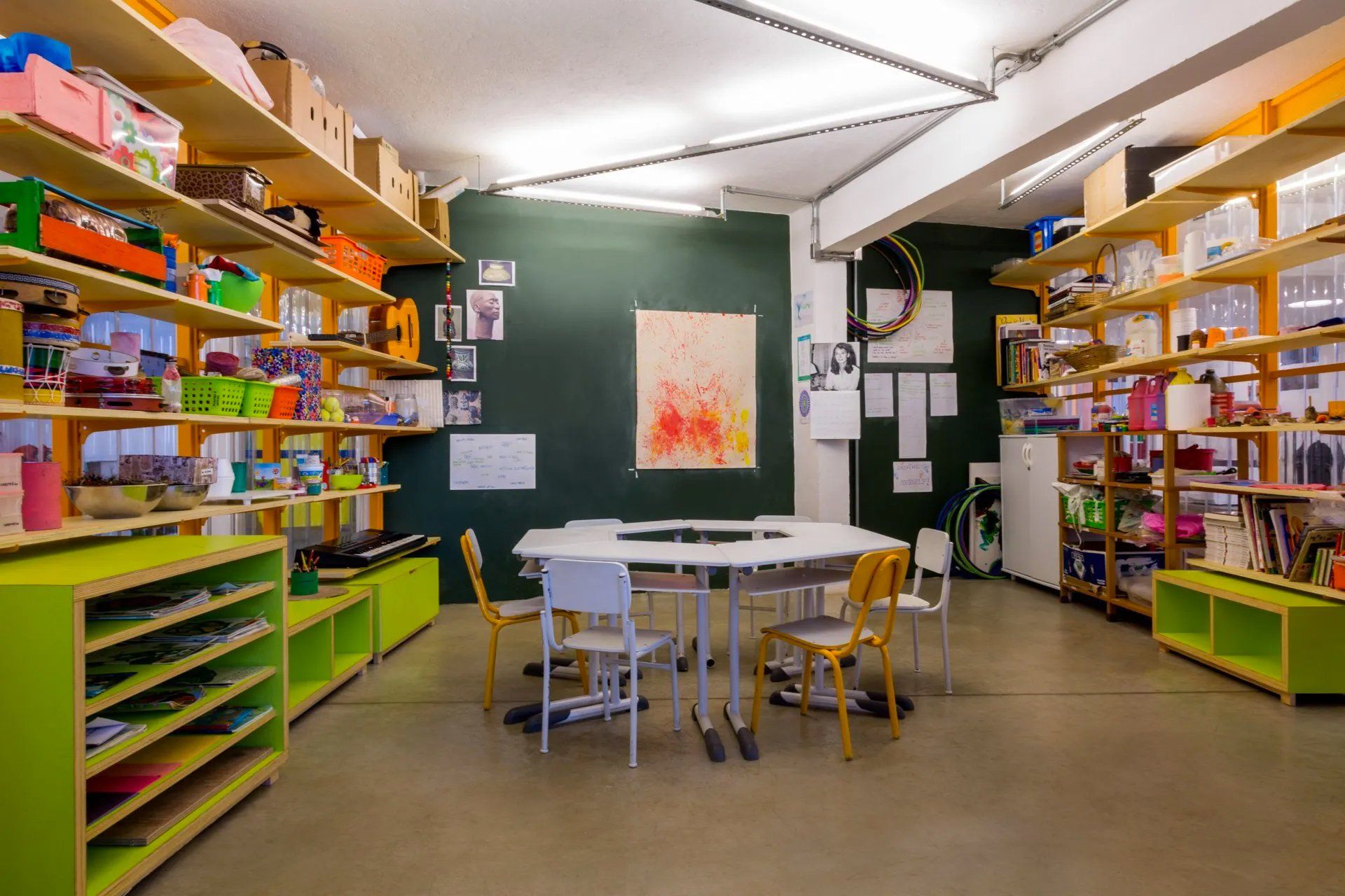 Há uma mesa e cadeiras no meio da sala.