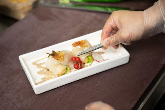 un ristorante con tavoli e sedie interno  Impero Sushi
