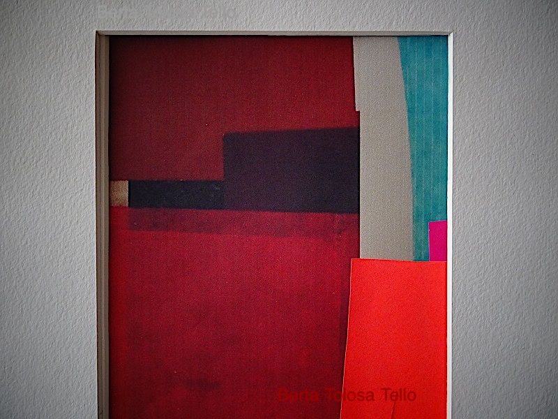 Un cuadro enmarcado con un patrón geométrico rojo y azul.