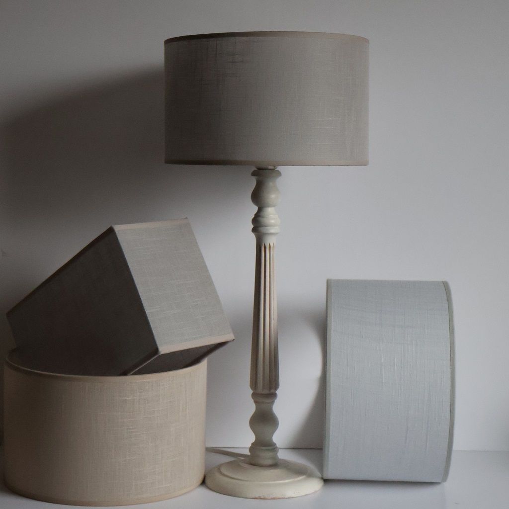 Una lámpara con tres pantallas diferentes.