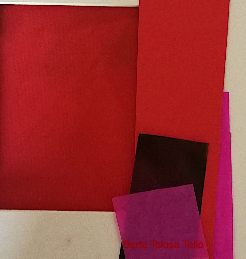 Un marco de fotos lleno de papel rojo, morado y negro.