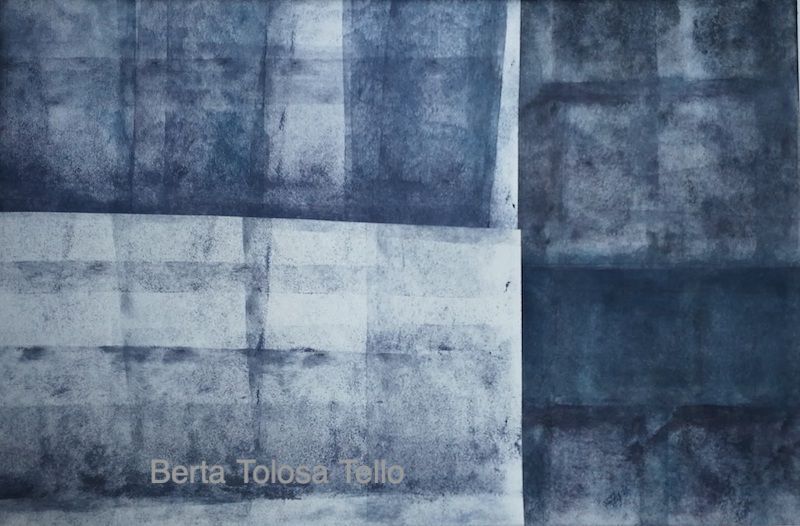 Un primer plano de un cuadro azul y blanco de Berta Tolosa Tello.