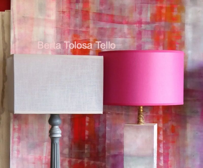 Dos lámparas se encuentran delante de un cuadro de Berta Tolosa Tello.