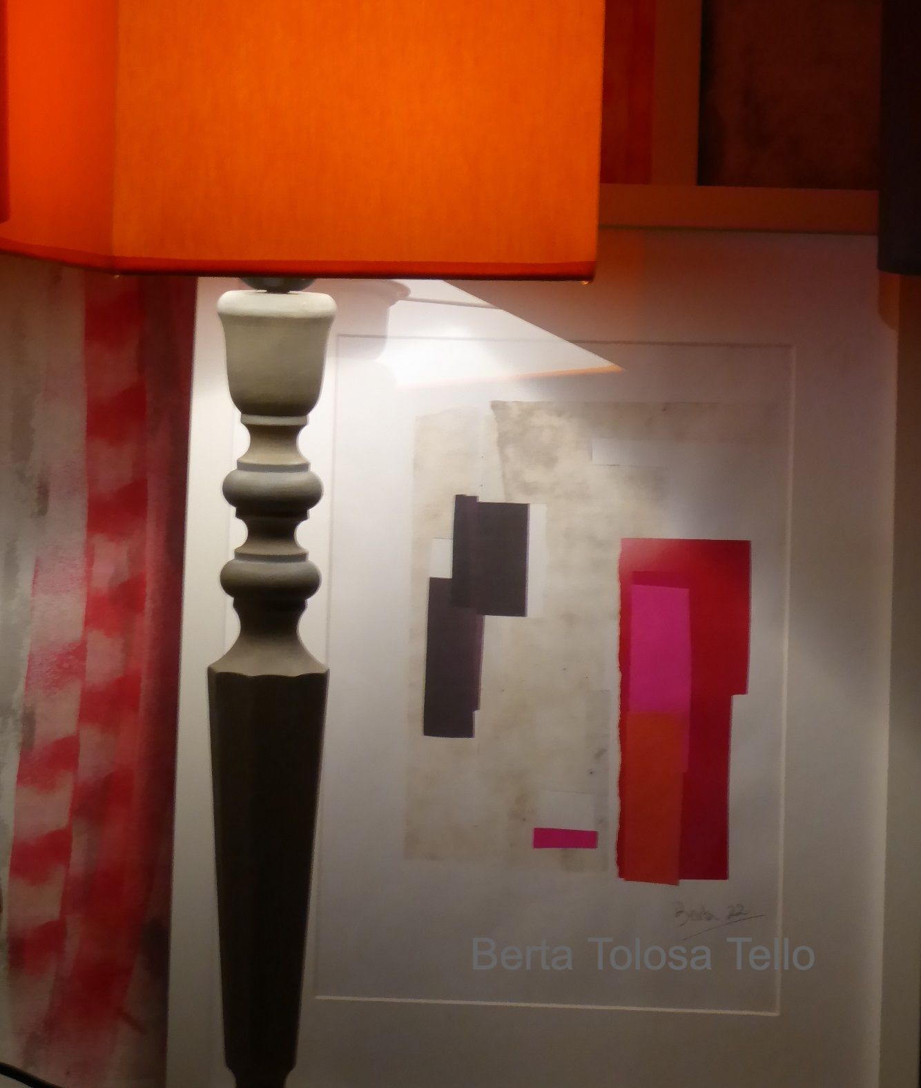 Una lámpara está delante de un cuadro de Berta Tolosa Tejo.