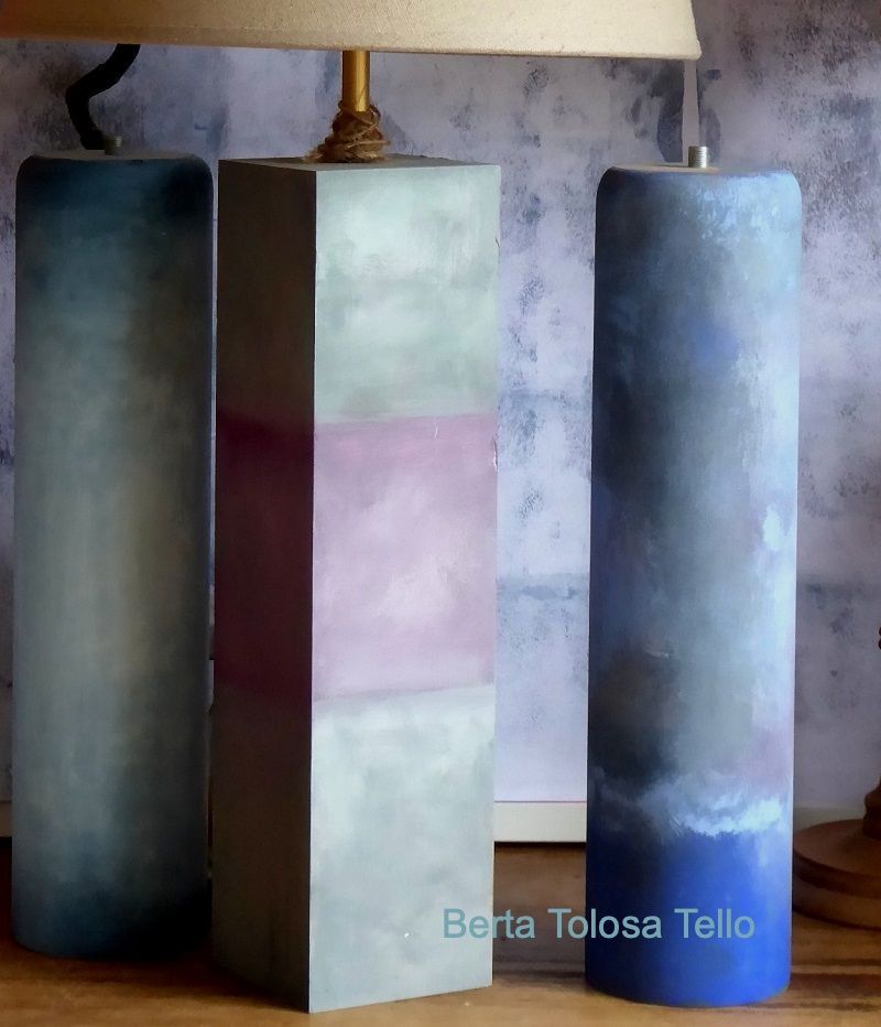 Tres velas sobre una mesa con el nombre Berta Tolosa Tello en la parte inferior