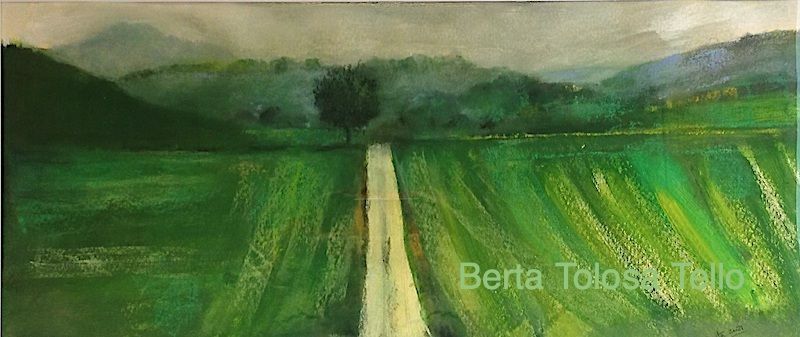 Una pintura de un camino que atraviesa un campo verde con montañas al fondo.