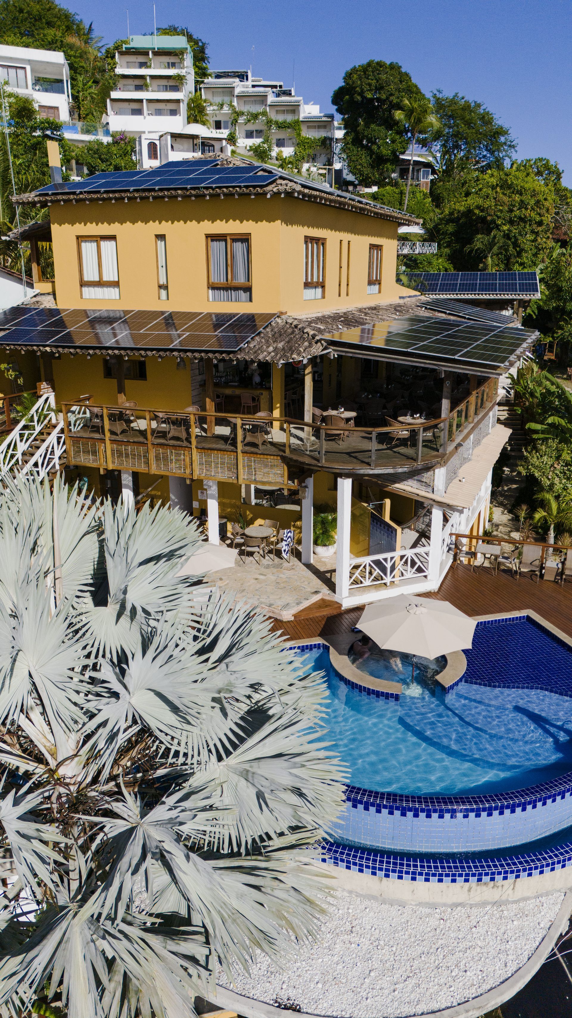 Uma vista aérea de uma casa grande com uma piscina na frente. - Pousada Pasargada