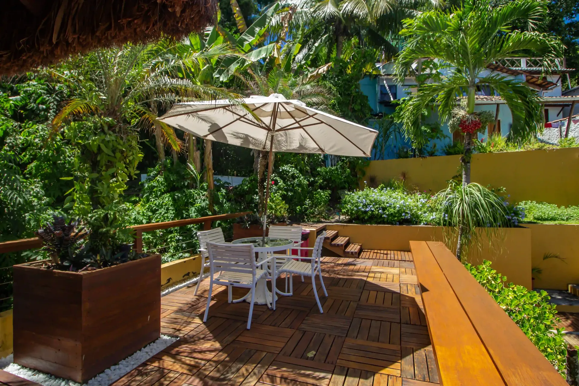 Uma varanda com vista para um corpo de água ao pôr do sol. - Pousada Pasargada