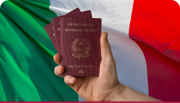 Uma pessoa segurando uma pilha de passaportes em frente a uma bandeira italiana