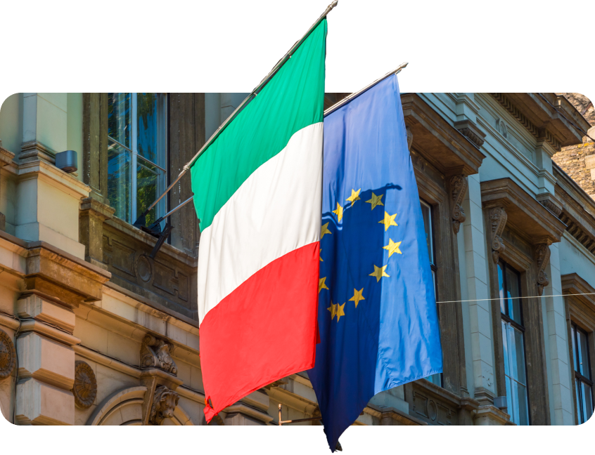 Duas bandeiras penduradas num edifício, uma das quais é a bandeira da União Europeia