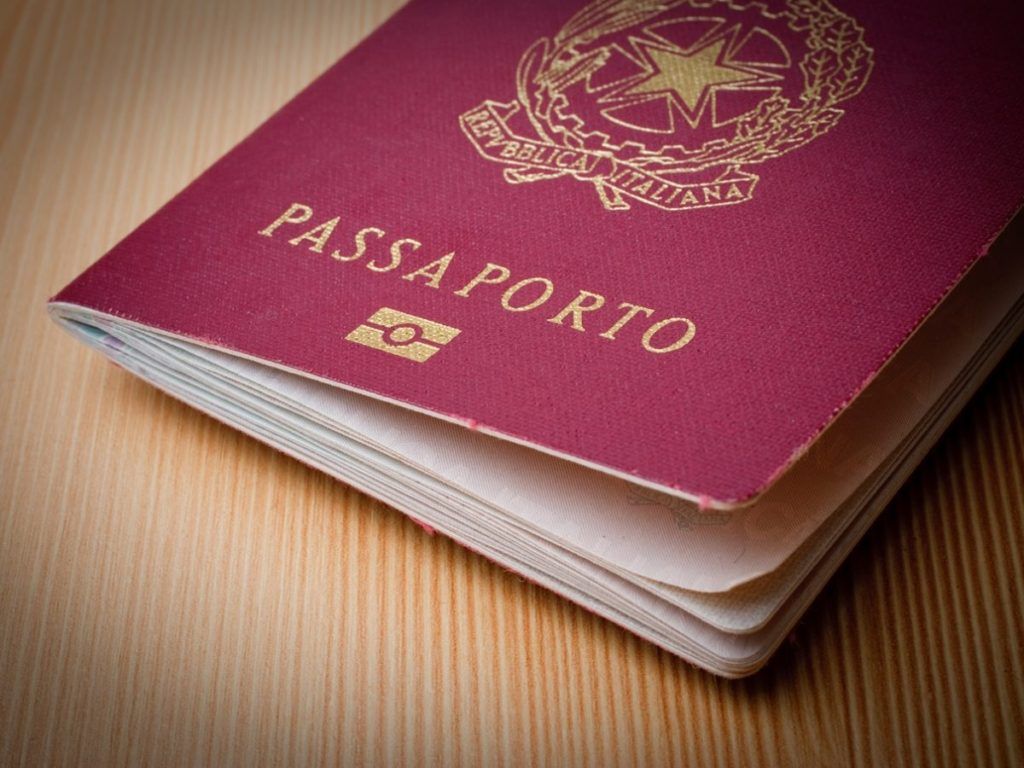 Imagem de um passaporte da União Europeia de alguém que conquistou a cidadania italiana