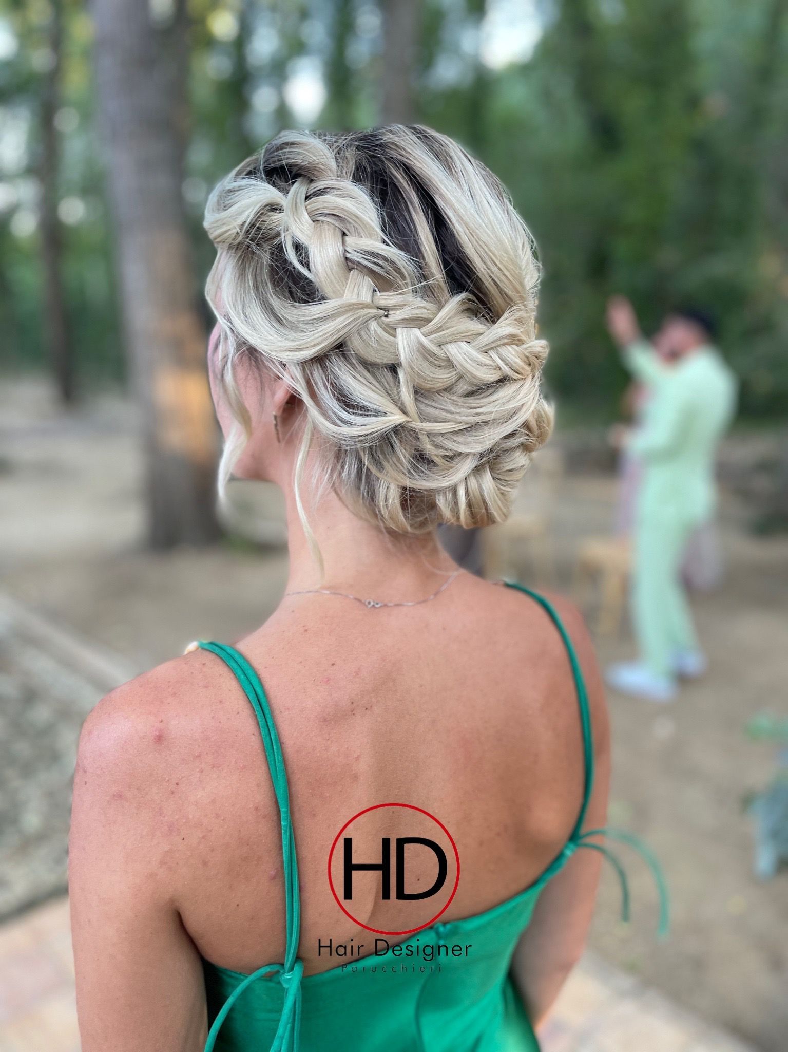 Capelli ondulati raccolti