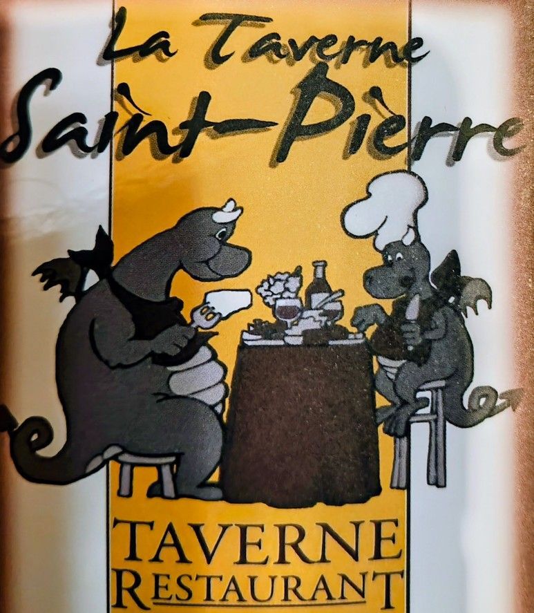 Een cartoonlogo voor La Taverne Saint-Pierre, met twee vriendelijke draken die aan een restauranttafel zitten.