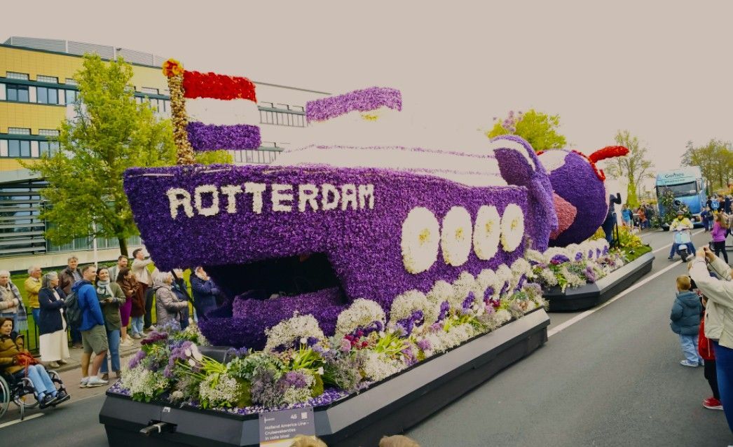 Een kleurrijke praalwagen in de vorm van een onderzeeër met 