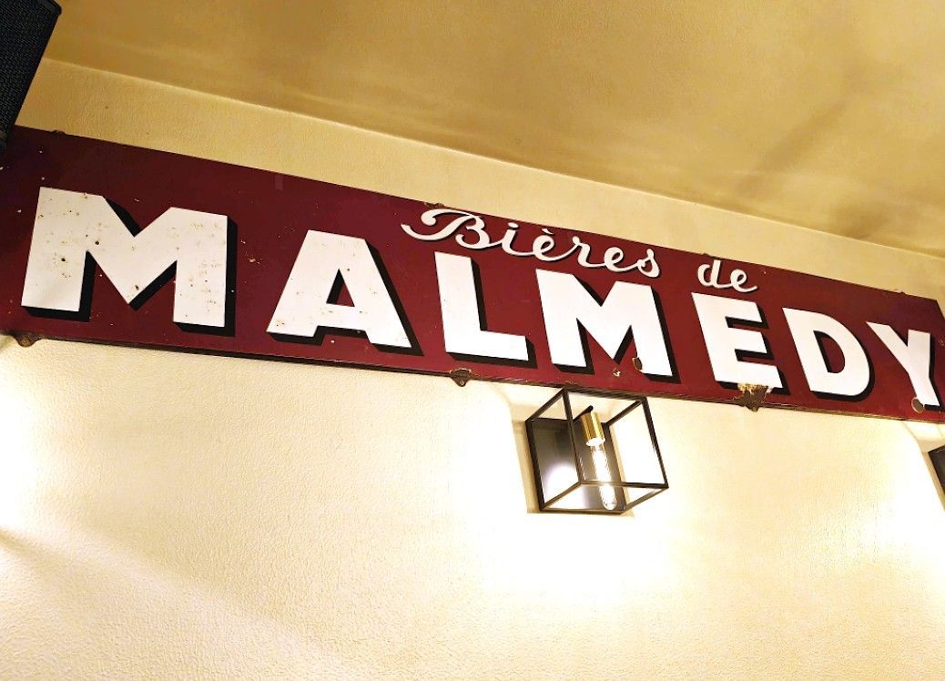 Een muurbord met de tekst