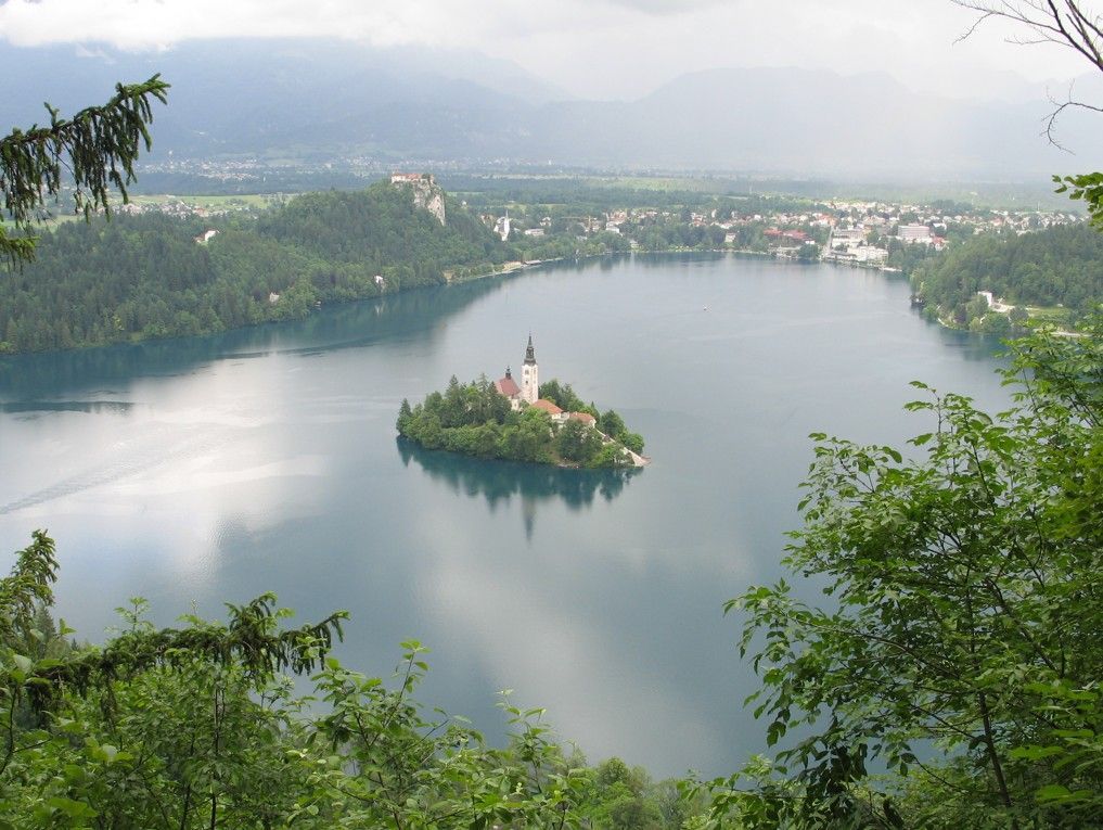 Het meer van Bled met een kerk, kasteel en stadje op een eiland in Slovenië.