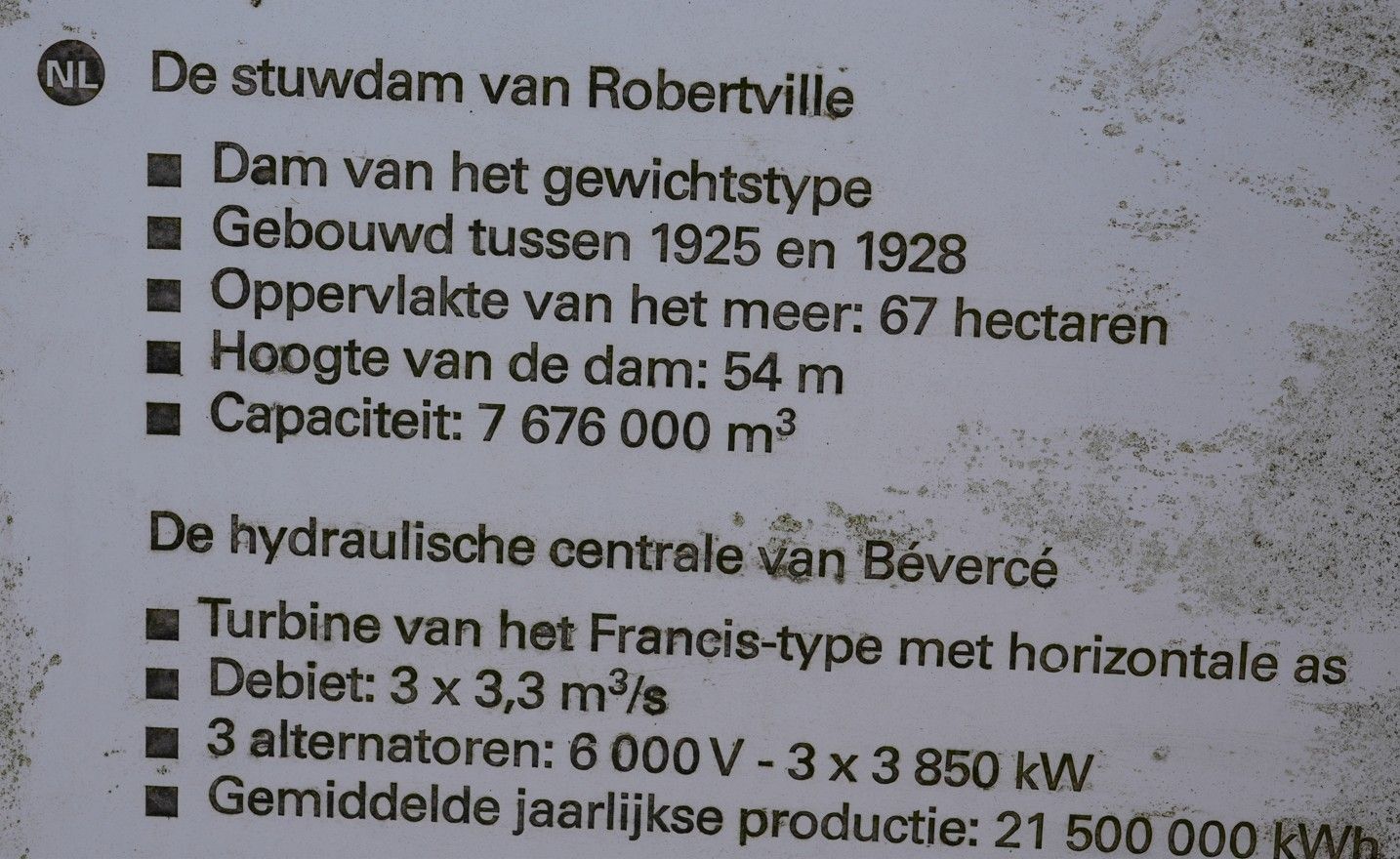 Informatiebord over de Robertville-dam en de Bévercé-waterkrachtcentrale, met technische specificaties en geschiedenis.