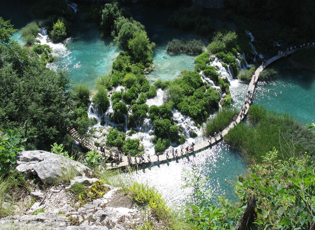 Houten loopbrug over turquoise meren in het Nationaal Park Plitvice-meren, Kroatië.