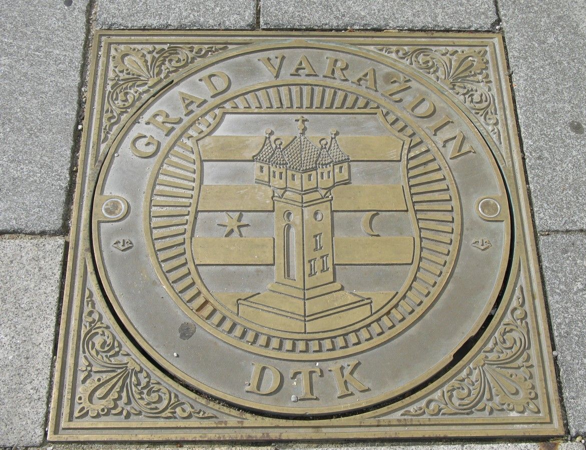 Putdeksel met het wapen van Varaždin en de tekst 