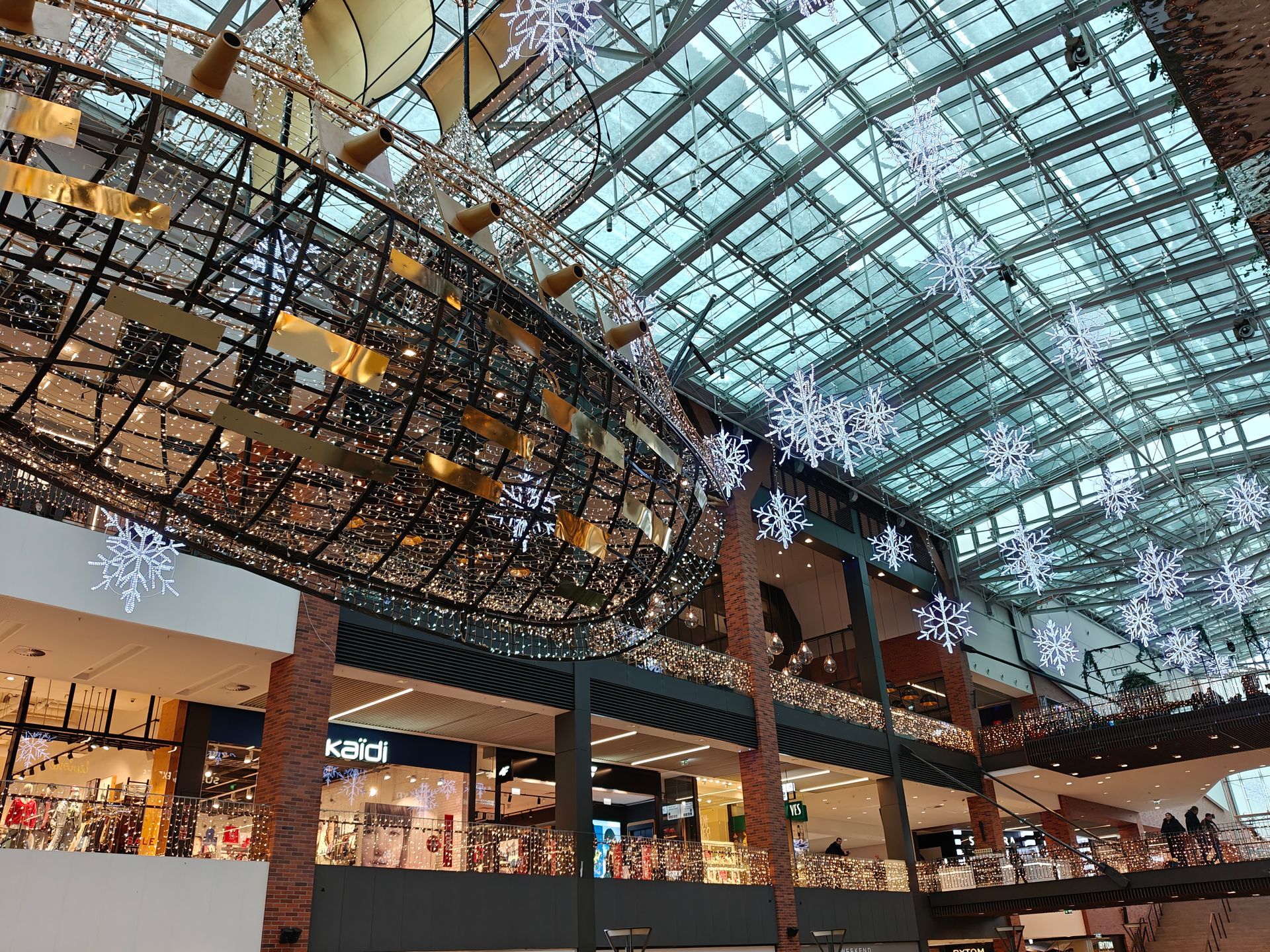 Gdansk - Interieurbeeld van het winkelcentrum met glazen plafond en decoratieve verlichting.