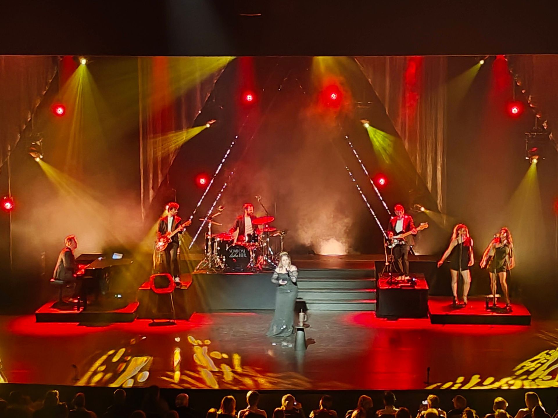 Optreden van Laura Ramaekers met haar tribute to Adele. Op het podium van de Rijswijkse Schouwburg