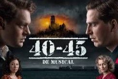 Muziekposter: Twee mannen staan ​​tegenover elkaar met een gebombardeerd gebouw op de achtergrond. Titel: 40-45.