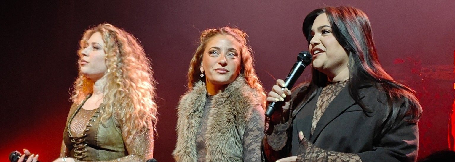 OGENE de dames van Ogene zitten naast elkaar