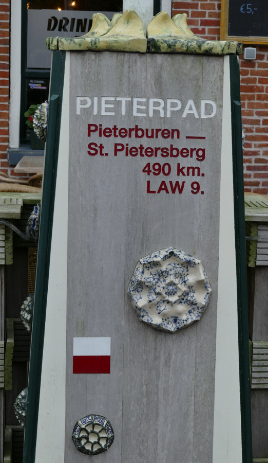 Wegwijzer voor het Pieterpad-pad, met de afstand naar St. Pietersberg en het LAW 9-markeringsbord.