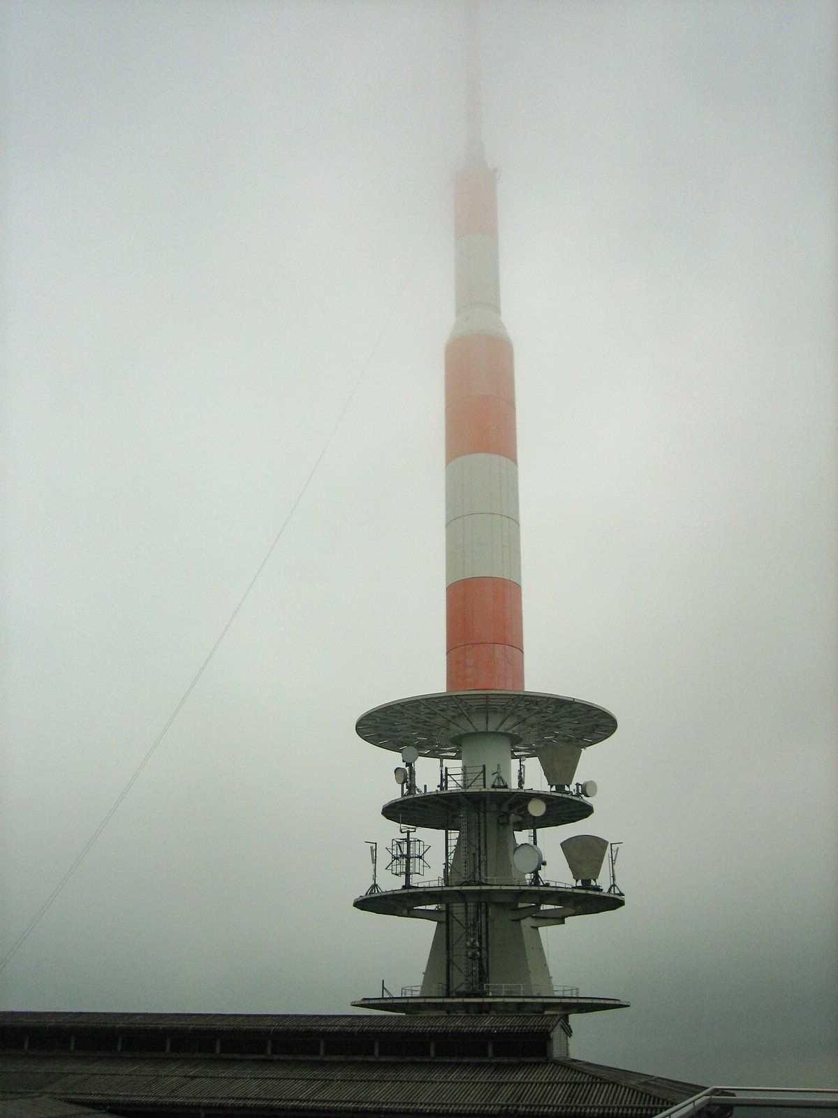 Nebel auf der Brockenspitze und rings um den Sendemast auf dem Brocken